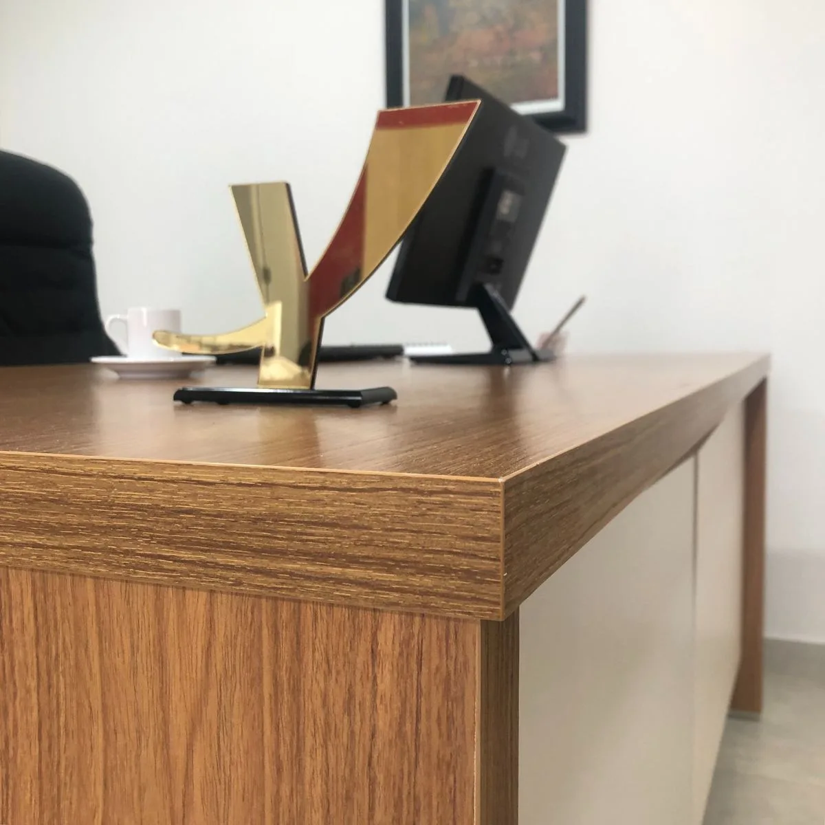 Mesa Chefia - Y37 - Freijó/Branco