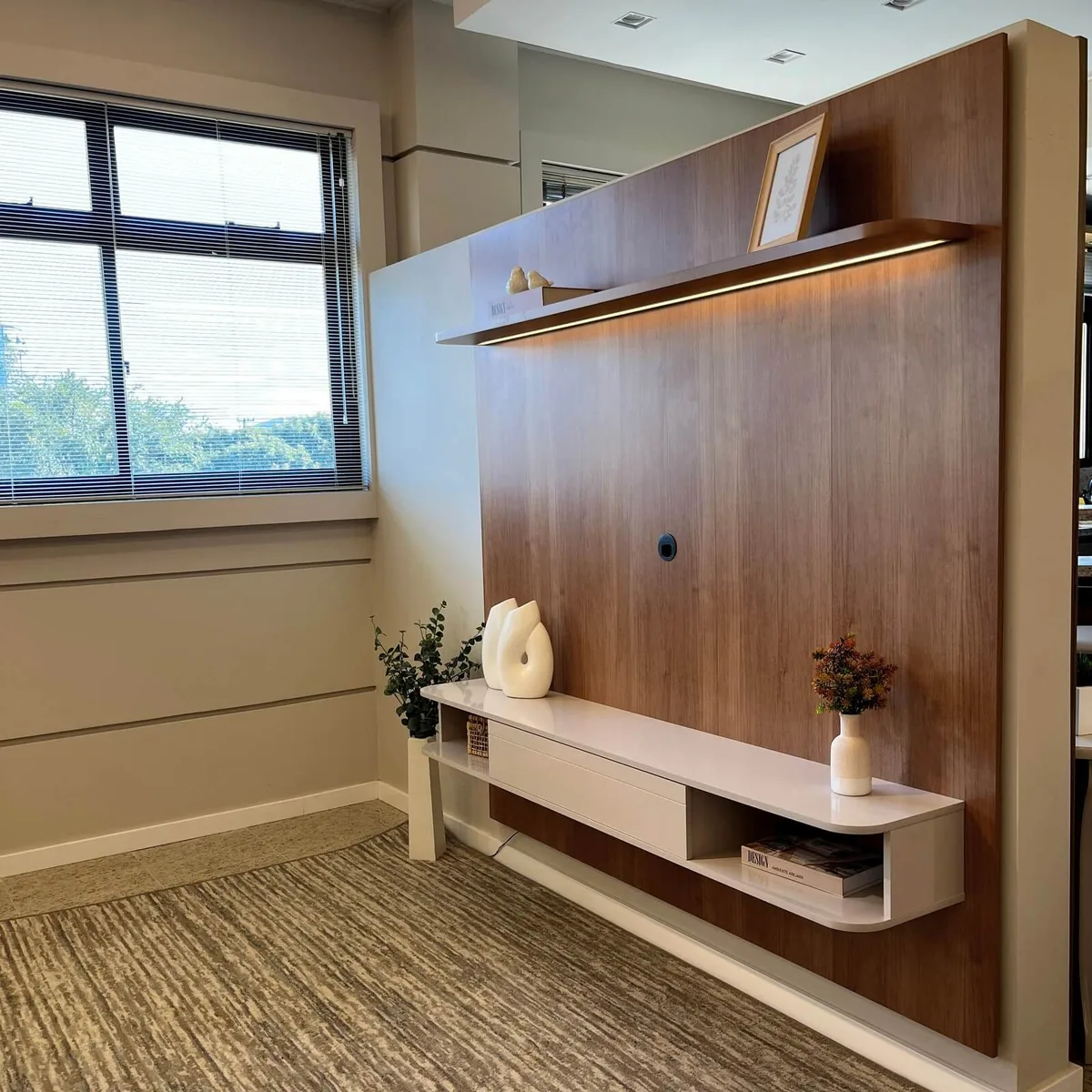 Painel Belluno - Cinamomo C / Off White para TV até 75 polegadas - 2 - Móveis Curitiba | Moveirama